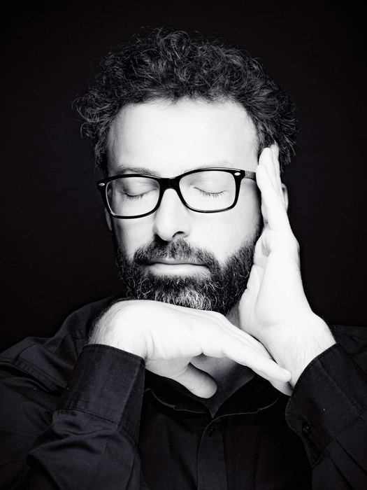 Simon Zaoui, portrait en noir et blanc, yeux fermés, mains autour du visage